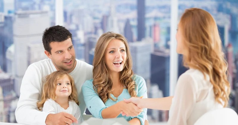 famille avec femme qui se sert la main